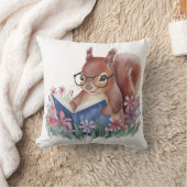 Eichhörnchen, das ein Buch liest, eingebettet in B Kissen (Decke)