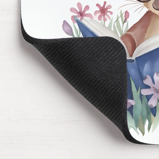 Eichhörnchen, das ein Buch liest, eingebettet in B Mousepad (Ecke)