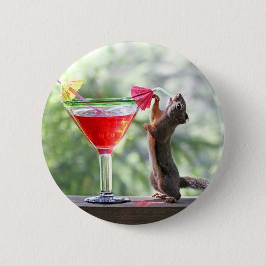 Eichhörnchen, das ein Cocktail an der glücklichen Button (Vorderseite)