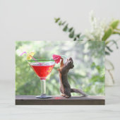 Eichhörnchen, das ein Cocktail an der glücklichen Einladung (Stehend Vorderseite)