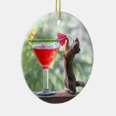 Eichhörnchen, das ein Cocktail an der glücklichen Keramikornament (Rechts)