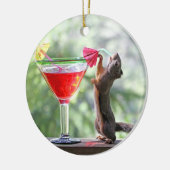 Eichhörnchen, das ein Cocktail an der glücklichen Keramikornament (Links)