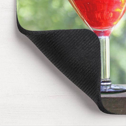 Eichhörnchen, das ein Cocktail an der glücklichen Mousepad (Ecke)