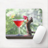 Eichhörnchen, das ein Cocktail an der glücklichen Mousepad (Mit Mouse)