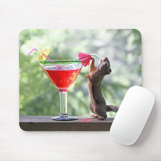 Eichhörnchen, das ein Cocktail an der glücklichen Mousepad (Mit Mouse)