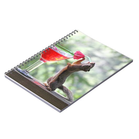 Eichhörnchen, das ein Cocktail an der glücklichen Notizblock (Linke Seite)