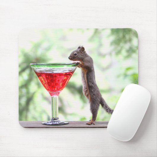 Eichhörnchen, das ein Cocktail trinkt Mousepad (Mit Mouse)