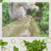 Eichhörnchen, das eine Erdnuss isst Geschirrtuch (Gefaltet)