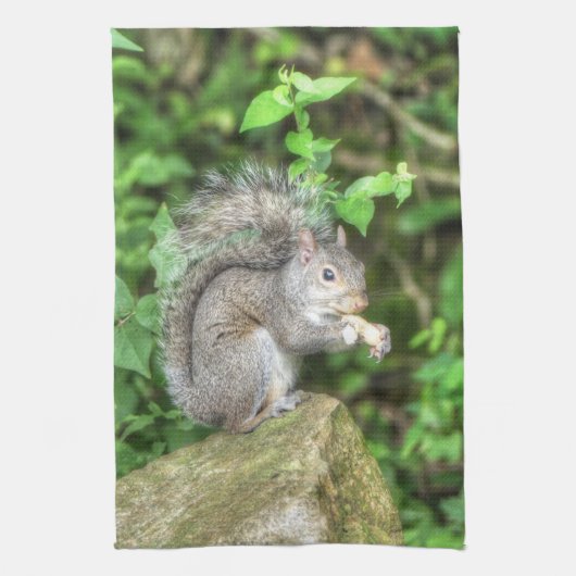 Eichhörnchen, das eine Erdnuss isst Geschirrtuch (Vertikal)