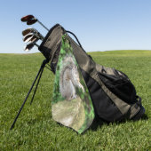 Eichhörnchen, das eine Erdnuss isst Golfhandtuch (Gras)