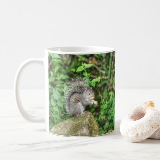 Eichhörnchen, das eine Erdnuss isst Kaffeetasse (Mit Donut)