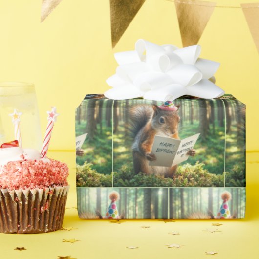 Eichhörnchen, das eine Geburtstagskarte liest Geschenkpapier (Geburtstagsparty)