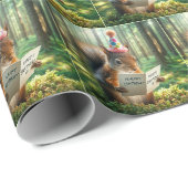 Eichhörnchen, das eine Geburtstagskarte liest Geschenkpapier (Rolleneckpunkt)