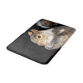 Eichhörnchen, das eine Nuss isst Badematte (Schrägansicht)