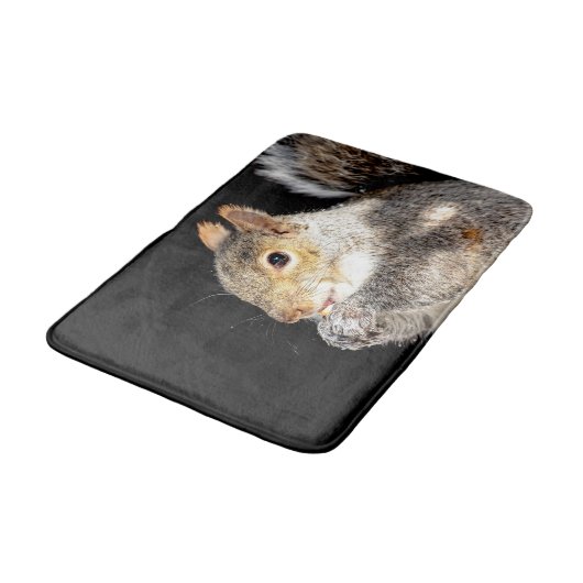 Eichhörnchen, das eine Nuss isst Badematte (Schrägansicht)