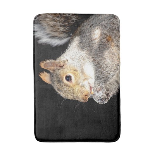 Eichhörnchen, das eine Nuss isst Badematte (Vorderseite Vertikal)