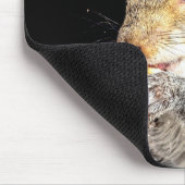 Eichhörnchen, das eine Nuss isst Mousepad (Ecke)