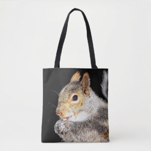 Eichhörnchen, das eine Nuss isst Tasche