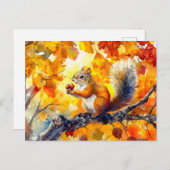 Eichhörnchen, das in einem bunten Herbstbaum eine Postkarte (Vorne/Hinten)
