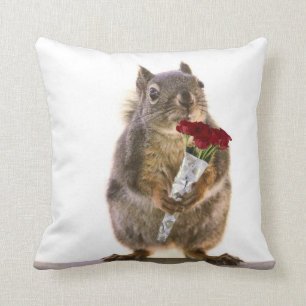 Eichhörnchen, das Rosen-Blumenstrauß hält Kissen