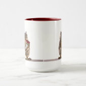 Eichhörnchen, das Rosen-Blumenstrauß hält Tasse (Zentrum)