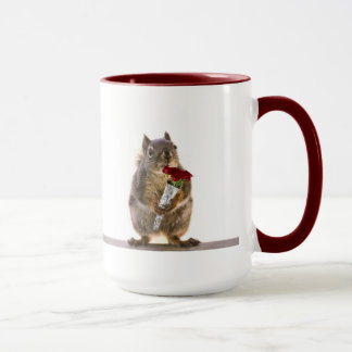 Eichhörnchen, das Rosen-Blumenstrauß hält Tasse