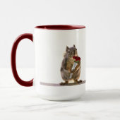 Eichhörnchen, das Rosen-Blumenstrauß hält Tasse (Links)