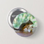 Eichhörnchen, das Trommeln spielt Button (Vorne & Hinten)
