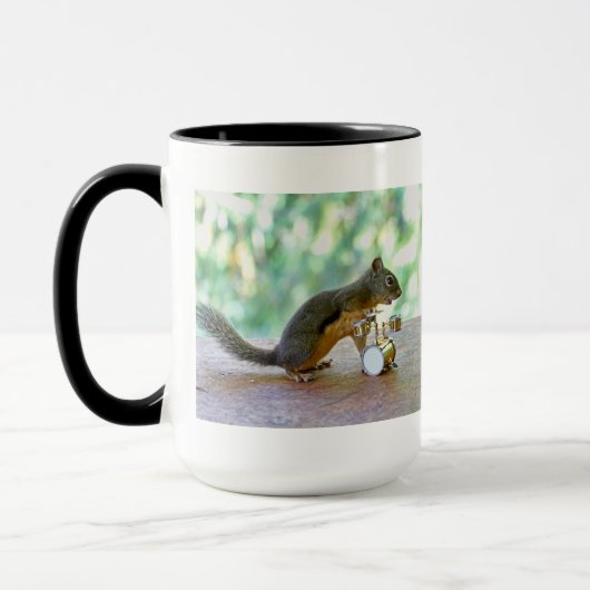 Eichhörnchen, das Trommeln spielt Tasse (Links)