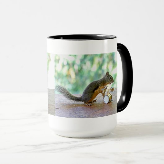 Eichhörnchen, das Trommeln spielt Tasse (VorderseiteRechts)