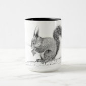 Eichhörnchen, der eine Nut isst Tasse (Zentrum)