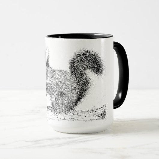 Eichhörnchen, der eine Nut isst Tasse (VorderseiteRechts)
