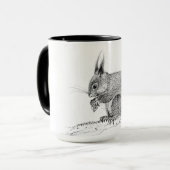 Eichhörnchen, der eine Nut isst Tasse (Vorderseite Links)