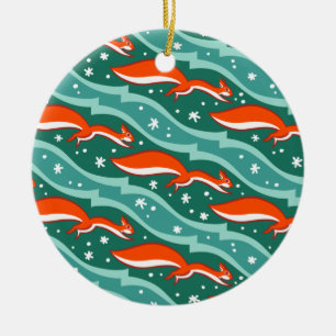 Eichhörnchen, die auf einem Weihnachtsbaum im Schn Keramik Ornament