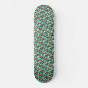 Eichhörnchen, die auf einem Weihnachtsbaum im Schn Skateboard