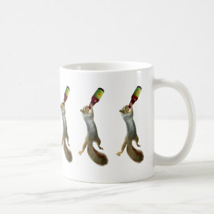 Eichhörnchen, die Bier trinken Kaffeetasse