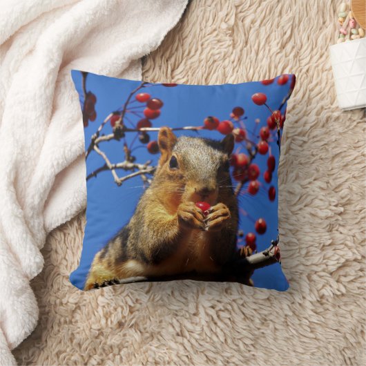 Eichhörnchen, die Red Berry's Throw Kissen essen (Decke)