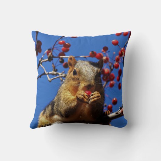 Eichhörnchen, die Red Berry's Throw Kissen essen (Rückseite)