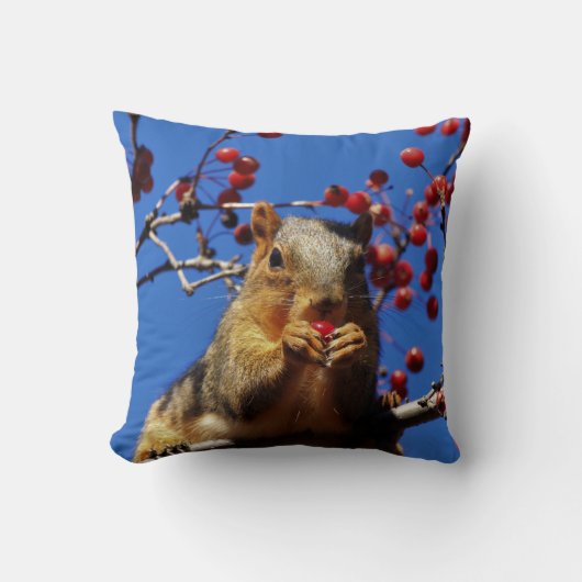 Eichhörnchen, die Red Berry's Throw Kissen essen (Vorderseite)