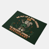 Eichhörnchen eröffnet ein Restaurant Lustiger Voge Fußmatte (Schrägansicht)