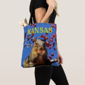 Eichhörnchen frisst rote Beeren Lebensmittelgeschä Tasche (Von Nahem)