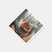 Eichhörnchen im Herbst mit einem roten Ahornleaf Serviette (Ecke)