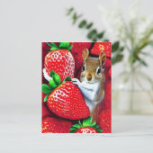 Eichhörnchen im Strawberry Heaven Postkarte (Stehend Vorderseite)