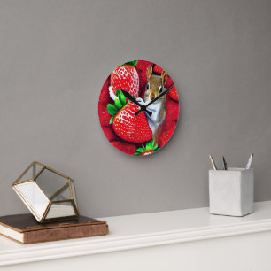 Eichhörnchen im Strawberry Heaven Runde Wanduhr