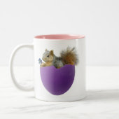 Eichhörnchen in der Eierschalen-Tasse Zweifarbige Tasse (Links)