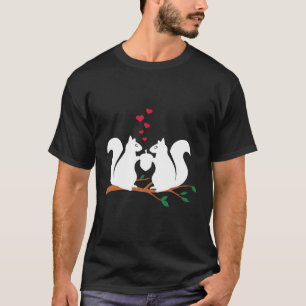 Eichhörnchen in der Liebe, die eine Nut Red Hearts T-Shirt
