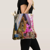 Eichhörnchen in einem Geburtshaus Tasche (Von Nahem)