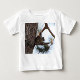 Eichhörnchen in einem Kiefernbaum Baby T-shirt
