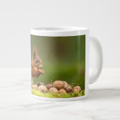Eichhörnchen isst Nuss Jumbo-Tasse (Vorderseite Rechts)