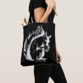 Eichhörnchen-Kunst in Schwarzweiß Tasche (Von Nahem)